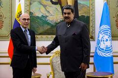 Volker Türk (izq.), Alto Comisionado de las Naciones Unidas para los Derechos Humanos, y Nicolás Maduro, Presidente de Venezuela, se dan la mano durante su reunión. Türk reforzó el papel de las organizaciones no gubernamentales en la crisis sudamericana durante una visita a Venezuela.