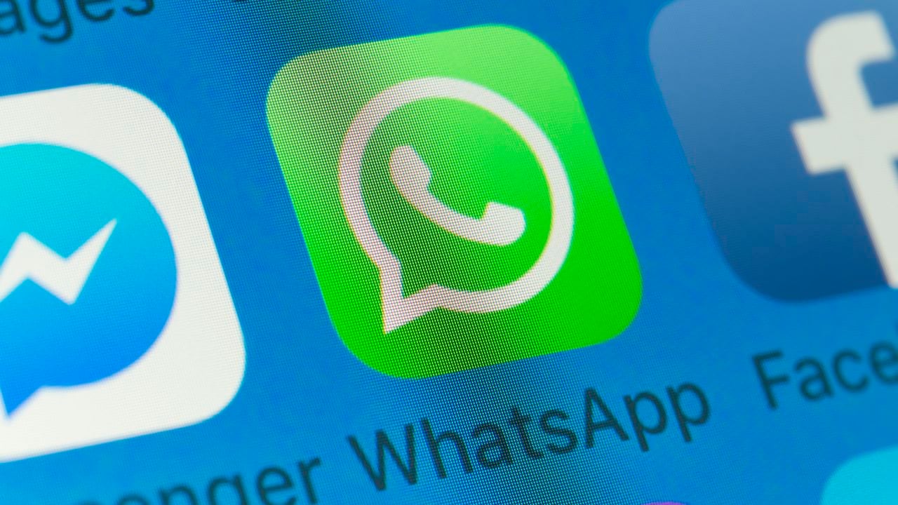 Los botones de WhatsApp, Facebook, Messenger, Snapchat y Mensajes en la pantalla de un iPhone.