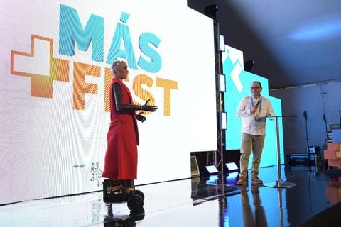 El gobernador de Norte de Santander, Silvano Serrano Guerrero, compartió el escenario en el MÁS FEST con Sophia, una robot humanoide.