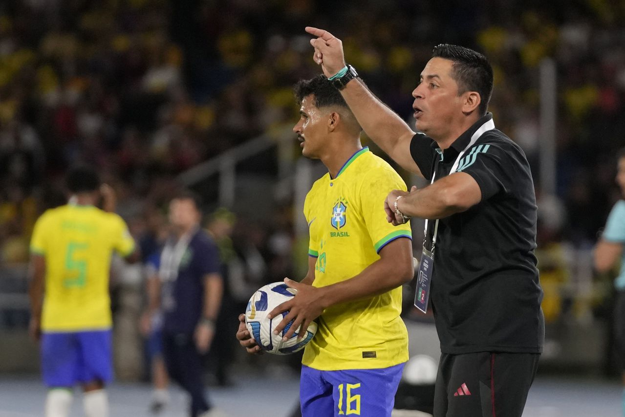 Colombia's coach Hector Cardenas, right, instructs his players during a South America U-20 Championship soccer match against Brazil in Cali, Colombia, Wednesday, Jan. 25, 2023. (AP Photo/Fernando Vergara)