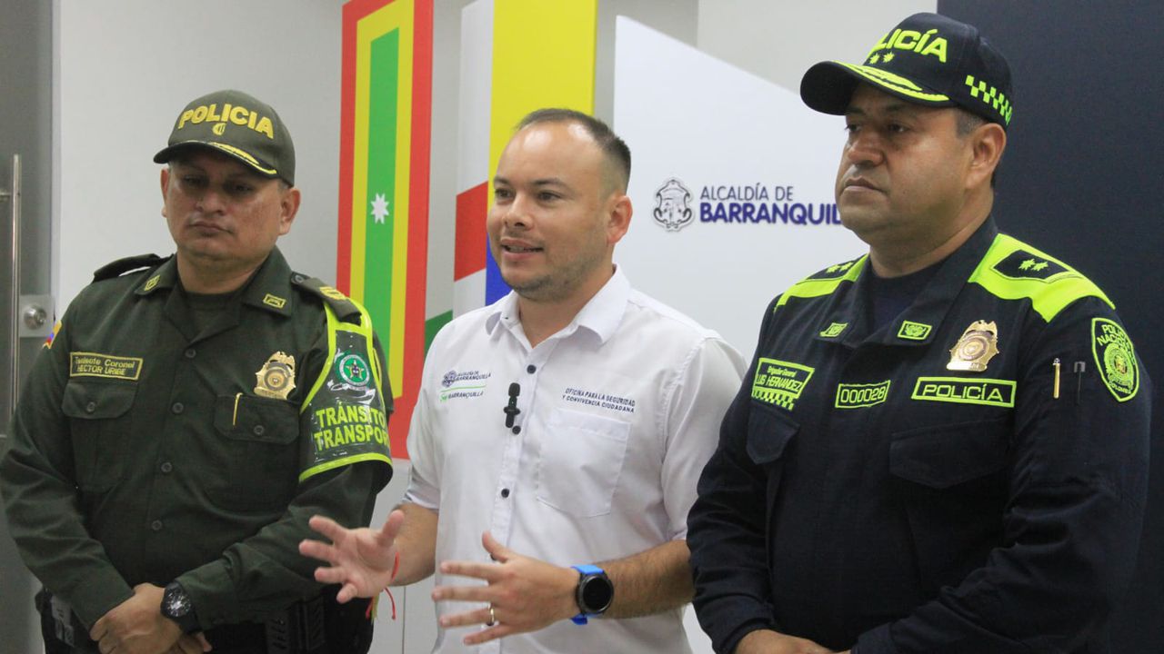 En el centro,  Nelson Patrón, jefe de la Oficina para la Seguridad y Convivencia Ciudadana de Barranquilla.