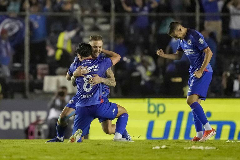 Los jugadores de Cruz Azul celebran al final del partido de vuelta de las semifinales de la liga mexicana de fútbol en la Ciudad de México, el domingo 19 de mayo de 2024. Monterrey ganó 2-1, pero Cruz Azul avanzó en el global. (Foto AP/Eduardo Verdugo)