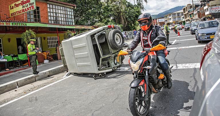    El cambio del parque automotor colombiano, que cada día tiene más motos, ha tenido un impacto en la seguridad vial, pues los accidentes con motos son más frecuentes y severos.