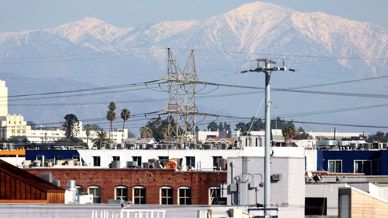 Así se ven las montañas de San Gabriel desde la ciudad de Los Ángeles, California