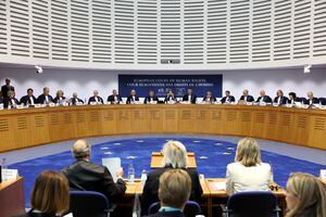 Los miembros del Tribunal Europeo de Derechos Humanos (TEDH) abren una audiencia en un caso sobre cambio climático que involucra a seis jóvenes ciudadanos portugueses contra 32 países, en Estrasburgo, este de Francia, el 27 de septiembre de 2023.