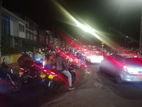 Decenas de motociclistas salieron a las calles junto a algunos vehículos para celebrar la noche de Halloween