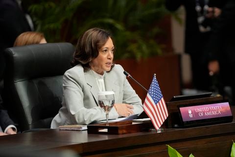 La vicepresidenta estadounidense Kamala Harris habla durante la reunión de la Asociación de Naciones del Sudeste Asiático (ASEAN)-EE.UU. Cumbre en Yakarta