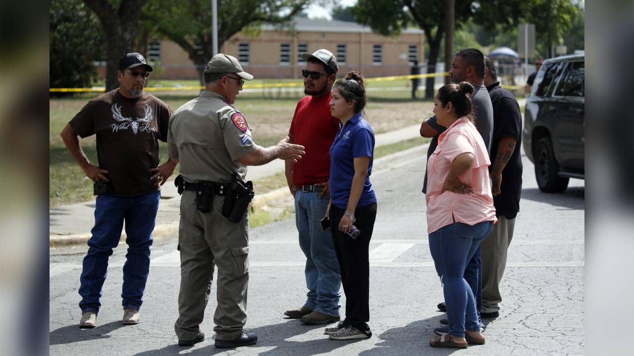 Un policía habla con las personas que piden información fuera de la Escuela Primaria Robb en Uvalde, Texas, el martes 24 de mayo de 2022. Un hombre armado de 18 años abrió fuego en la escuela primaria. Foto: AP/ Dario Lopez-Mills.