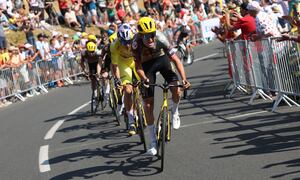 Jumbo-Visma team's Belgian rider Tiesj Benoot (R) and Jumbo-Visma team's Belgian rider Wout Van Aert (C) wearing the overall leader's yellow jersey cycles in a breakaway during the 4th stage of the 109th edition of the Tour de France cycling race, 171,5 km between Dunkirk and Calais, in northern France, on July 5, 2022.
Thomas SAMSON / AFP
