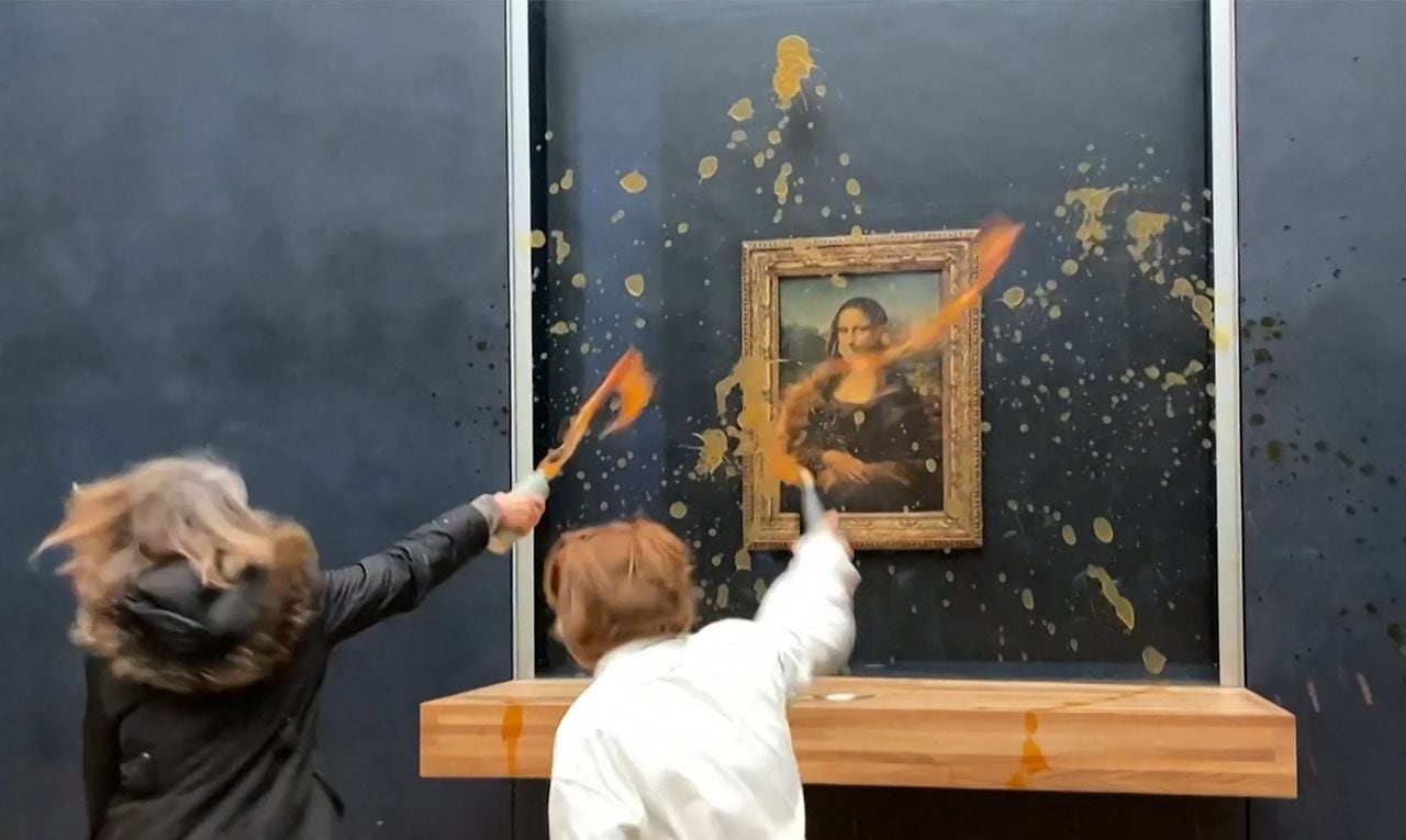 El 28 de enero de 2024, dos manifestantes arrojaron sopa contra el cristal blindado que protege la "Mona Lisa" de Leonardo da Vinci en París, exigiendo el derecho a una "alimentación sana y sostenible", afirmó un periodista de la AFP. (Foto de David CANTINIAUX / AFPTV / AFP)
