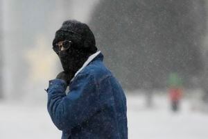 Un hombre cruza la avenida Wisconsin mientras la nieve comienza a caer el jueves 22 de diciembre de 2022 en Milwaukee. El aire helado se está moviendo a través del centro de los Estados Unidos hacia el este, con avisos de sensación térmica que afectarán a unos 135 millones de personas en los próximos días, dijo el jueves el meteorólogo del servicio meteorológico Ashton Robinson Cook. (AP Photo/Morry Gash)