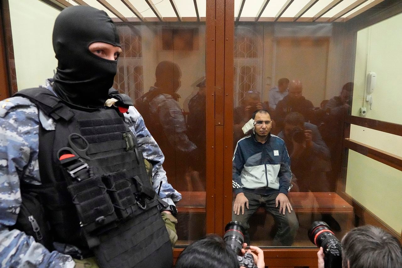 Saidakrami Murodali Rachabalizoda, sospechoso del tiroteo en el Ayuntamiento de Crocus el viernes, se sienta en una jaula de vidrio en el Tribunal de Distrito de Basmanny en Moscú, Rusia, el domingo 24 de marzo de 2024.