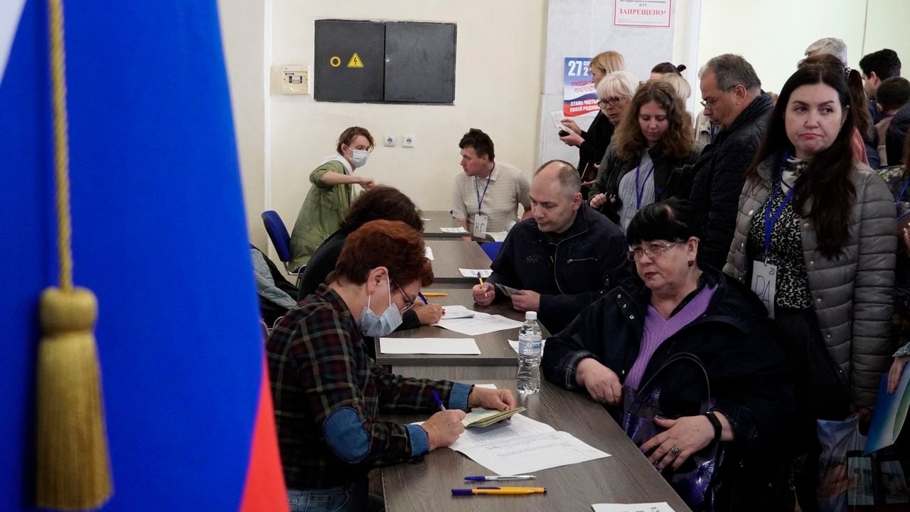 El referendo se lleva a cabo en cuatro regiones de Ucrania que fueron ocupadas por el ejército ruso. (Photo by STRINGER / AFP)