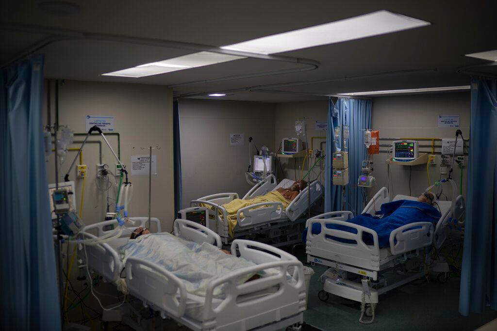 Pacientes de COVID-19 en la unidad de cuidados intensivos del hospital municipal de Sao José, el miércoles 24 de marzo de 2021, en Duque de Caxias, Brasil. (AP Foto/Felipe Dana)