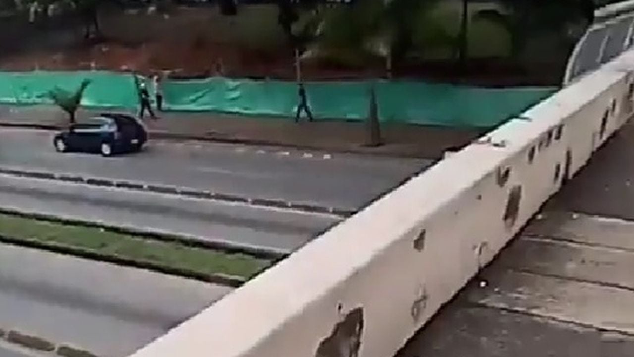 Se robaron las barandas del puente peatonal del Hospital Departamental de Cali