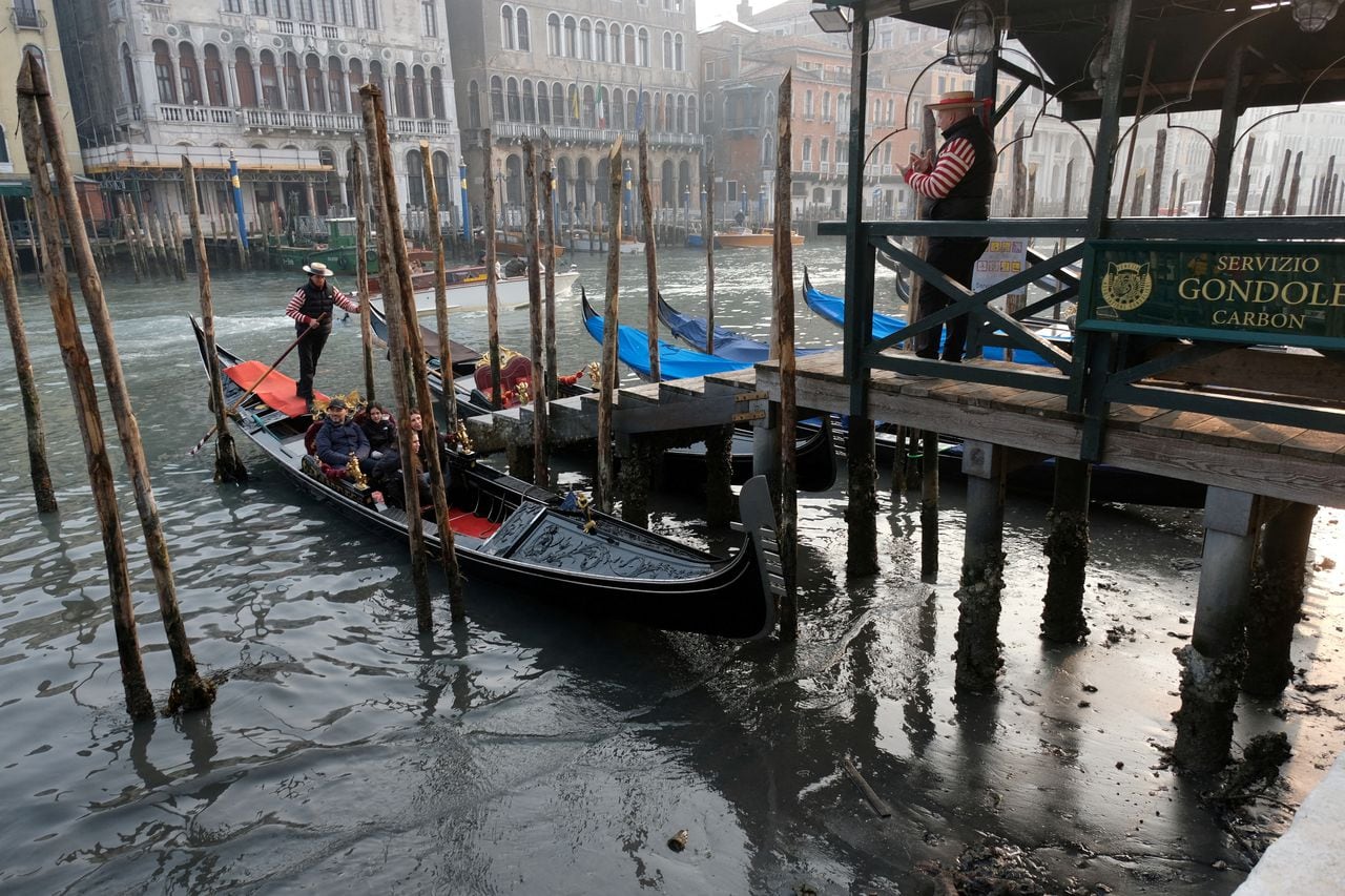 Las góndolas se muestran en el Gran Canal durante una marea baja severa en la ciudad laguna de Venecia