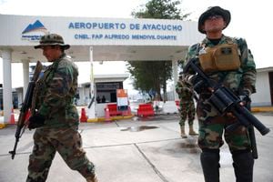 Soldados hacen guardia afuera del aeropuerto en Ayacucho, Perú, el domingo 18 de diciembre de 2022. (AP Photo/Hugo Curotto)