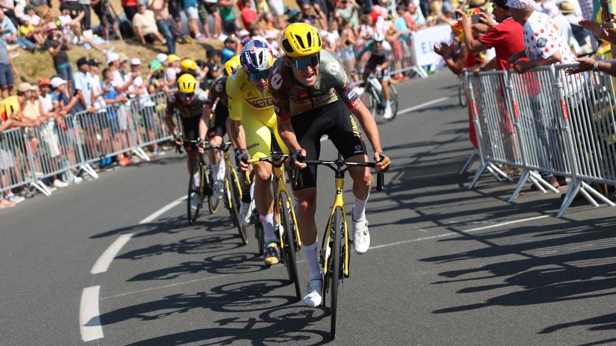 Jumbo-Visma team's Belgian rider Tiesj Benoot (R) and Jumbo-Visma team's Belgian rider Wout Van Aert (C) wearing the overall leader's yellow jersey cycles in a breakaway during the 4th stage of the 109th edition of the Tour de France cycling race, 171,5 km between Dunkirk and Calais, in northern France, on July 5, 2022.
AFP/Thomas SAMSON