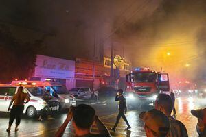 Esta fotografía tomada el 6 de septiembre de 2022 y publicada el 7 de septiembre por la Agencia de Noticias de Vietnam muestra a los bomberos en la escena de un incendio mortal que envolvió un bar de karaoke en la provincia de Binh Duong, al norte de la ciudad de Ho Chi Minh. (Foto de la Agencia de Noticias de Vietnam / AFP)