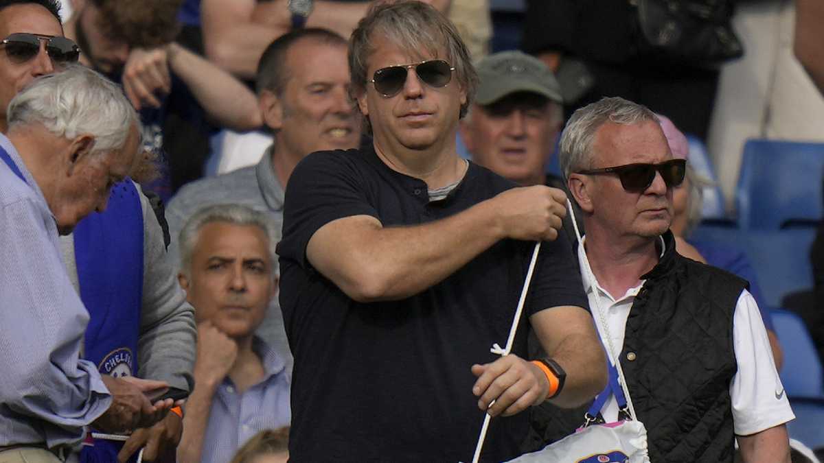 El empresario estadounidense Todd Boehly asiste a un partido de Premier League entre el Chelsea y el Watford en el estadio de Stamford Bridge en Londres, el domingo 22 de mayo de 2022