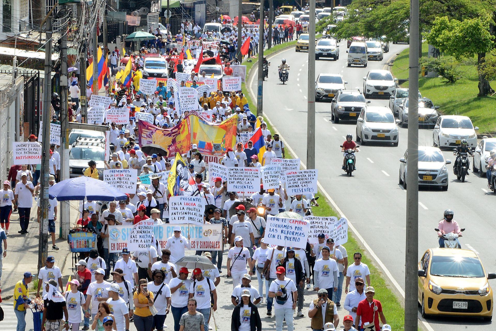 Cali: Marcha del día del trabajo. Centenares de trabajadores se movilizaron  por la autopista sur oriental de la ciudad en conmemoración del día del trabajo 1 de mayo. Foto José L Guzmán. EL País,