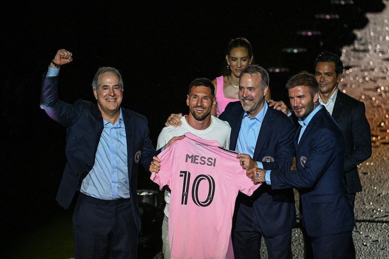 Messi luce la camiseta del Inter Miami.
