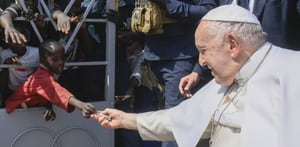 El papa Francisco recibiendo una limosna en Sudán del Sur.