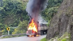 Vehículo incinerado en la vía Cúcuta - Ocaña.