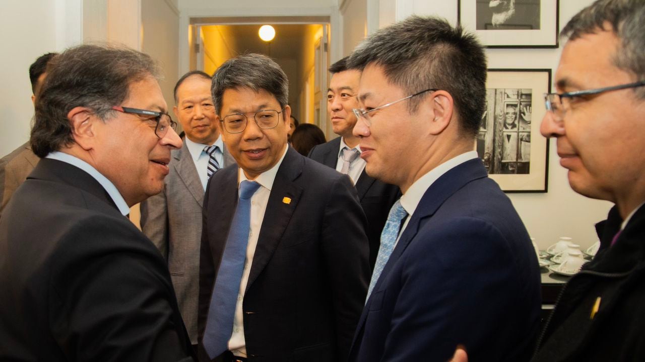 Reunión del presidente Gustavo Petro
con la Empresa China Harbour Engineering Corporation (CHEC), compañía del consorcio encargado de la construcción del Metro de Bogotá.