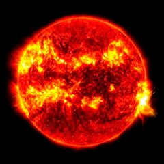 Esta imagen proporcionada por el Observatorio de Dinámica Solar de la NASA muestra una llamarada solar, el brillante destello de la derecha, el martes 14 de mayo de 2024.
