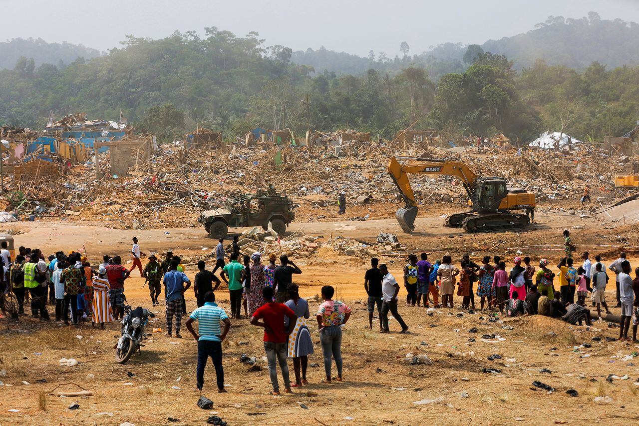 La gente observa los daños causados cuando un vehículo que transportaba explosivos mineros detonó a lo largo de una carretera en Apiate, Ghana. Foto REUTERS/Francis Kokoroko