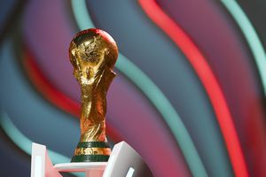 DOHA, QATAR - 01 DE ABRIL: El trofeo de la Copa Mundial se ve durante el ensayo antes del sorteo final de la Copa Mundial de la FIFA Qatar 2022 en el Centro de Exposiciones de Doha el 01 de abril de 2022. (Photo by Michael Regan - FIFA/FIFA via Getty Images)
