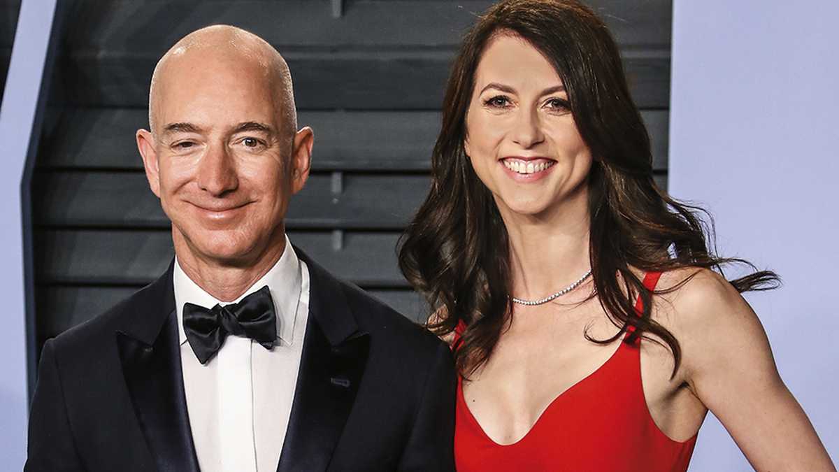 El divorcio fue propiciado por el affaire que Jeff Bezos tenía con Lauren Sánchez, una expresentadora de televisión. Al conocerse la noticia generó un escándalo de marca mayor que humilló a Mackenzie. 