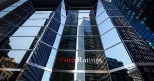 Fitch advierte sobre alta exposición de bancos latinos en sector público