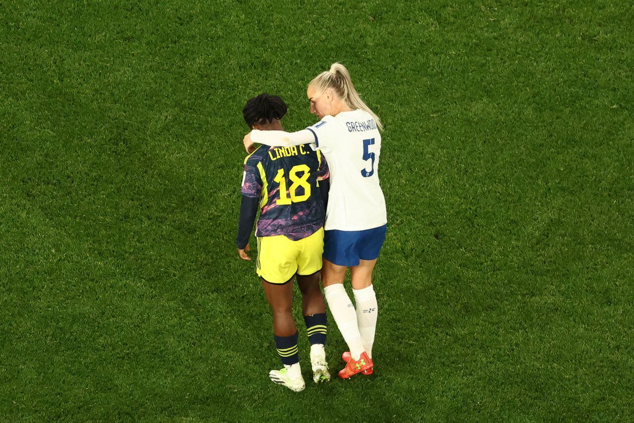 England's defender #05 Alex Greenwood (R) comforts Colombia's forward #18 Linda Caicedo at the end of the Australia and New Zealand 2023 Women's World Cup quarter-final football match between Colombia and England at Stadium Australia in Sydney on August 12, 2023. (Photo by DAVID GRAY / AFP)
