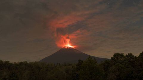 Un panorama de la erupción del volcán Popocatépetl, visto desde San Nicolás de los Ranchos, en el estado de Puebla, México 23 de mayo de 2023.
