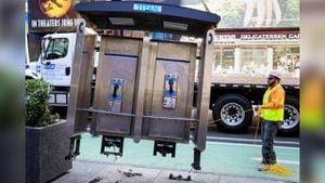 Un trabajador retira el último teléfono público cerca de Times Square en Nueva York, Estados Unidos, el 23 de mayo de 2022. Foto: Reuters/Brendan McDermid TPX.