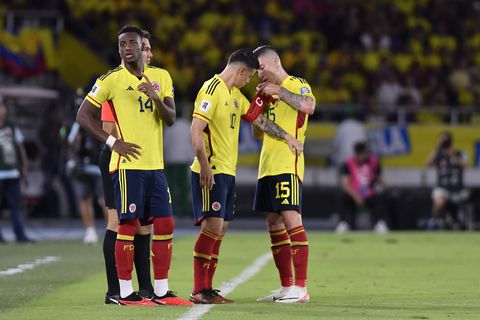 BARRANQUILLA, COLOMBIA - SEPTEMBER 07: James Rodriguez of Colombia receives the captain's armband from Matheus Uribe of Colombia uring a FIFA World Cup 2026 Qualifier match between Colombia and Venezuela at Metropolitano Stadium on September 07, 2023 in Barranquilla, Colombia. (Photo by Gabriel Aponte/Getty Images)