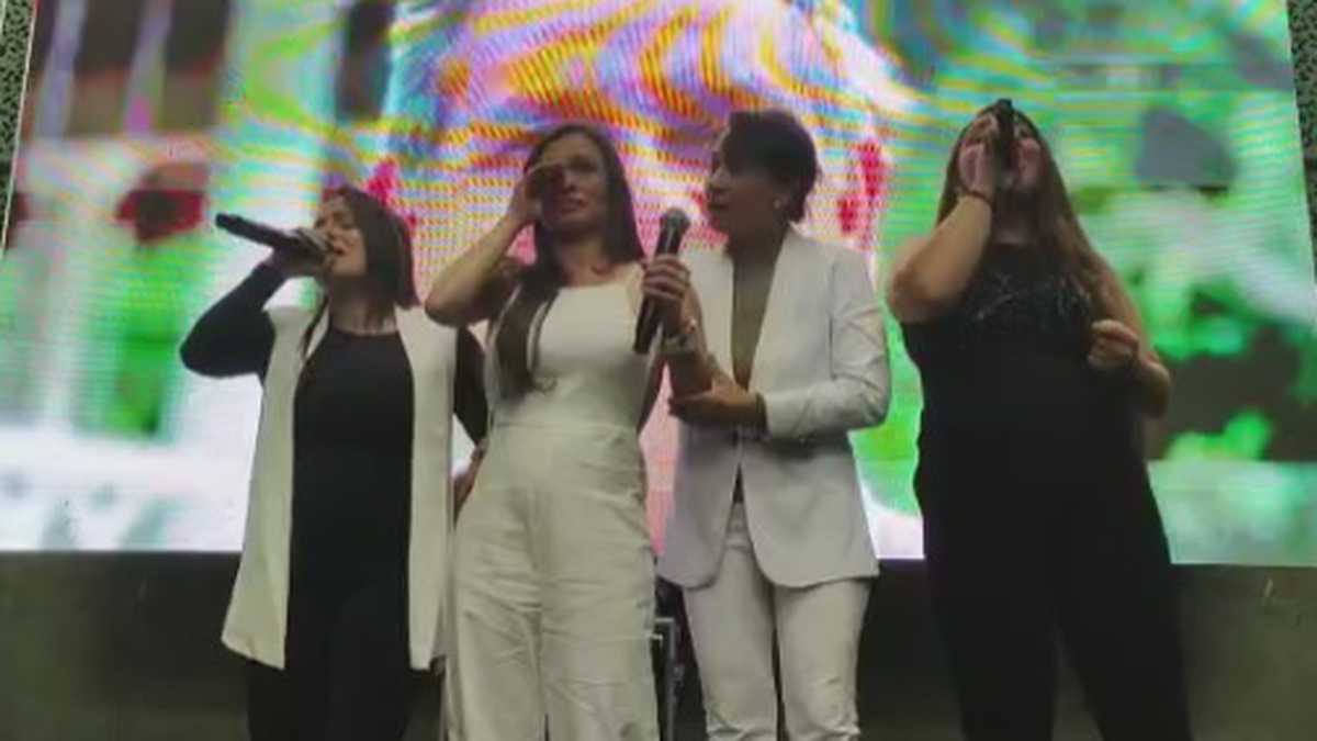 Las hijas de Darío Gómez y quien fue su esposa, Olga Lucía Arcila, le cantaron una canción de Juan Gabriel.