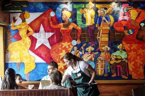 Una mesera trabaja en un restaurante latino en el Sur de la Florida