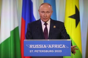 El presidente ruso Vladimir Putin habla durante la Segunda Cumbre del Foro Económico y Humanitario Rusia África el 28 de julio de 2023 en San Petersburgo, Rusia. 17 líderes africanos participan en la Cumbre Rusia-África. (Foto del colaborador/Getty Images)