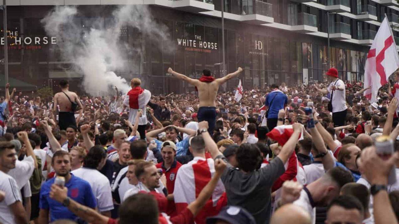 Hinchas ingleses causan desmanes antes de la final de le Euro 2020