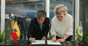 La alcaldesa Claudia López y la secretaria municipal de Relaciones Internacionales de Sao Paulo, Marta Suplicy, firmando el memorando.