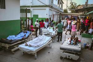 Personas heridas durante el terremoto son atendidas en el hospital de Les Cayes, Haití, el domingo 15 de agosto del 2021. Foto AP/Joseph Odelyn