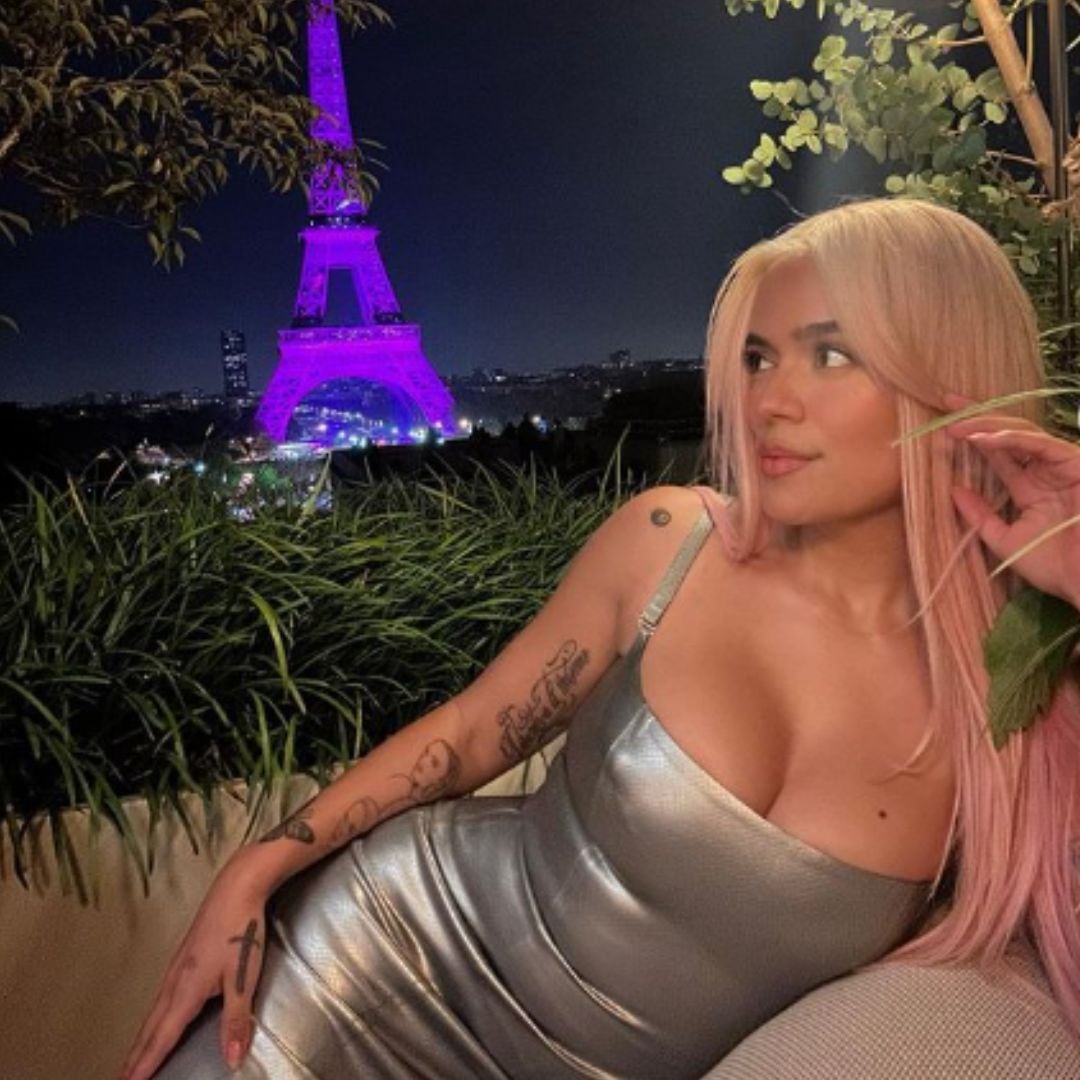 Karol G y su outfit al frente de la Torre Eiffel en París, Francia.
