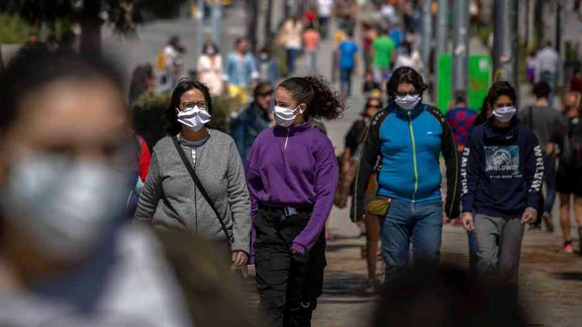 España vuelve a confinar a 200 mil personas por un rebrote de coronavirus.