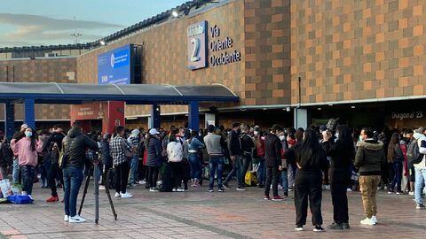 Usuarios por redes sociales reportan el caos que se vive en las diferentes terminales de transporte de Bogotá.