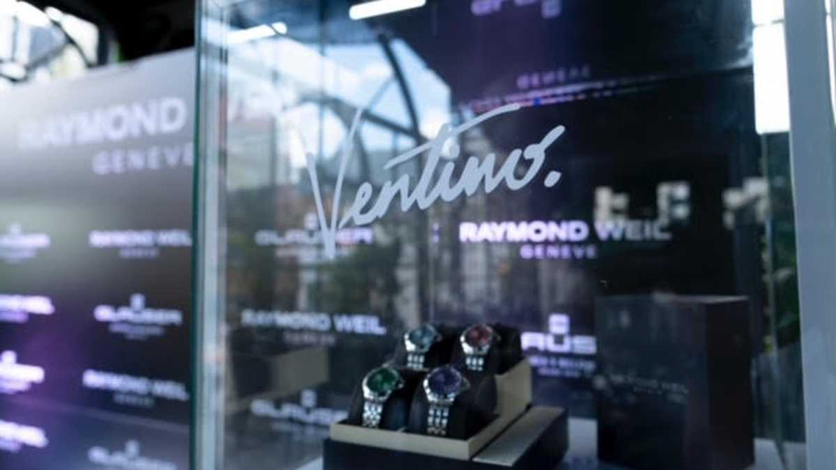 Homenaje de la relojera suiza Raymond Weil a Santiago Cruz y Ventino