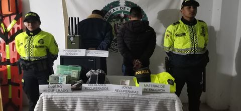 Estos capturados se hicieron pasaron como policías para robar una casa en La Calera, se llevaron elementos y dinero efectivo por un valor de $150 millones.