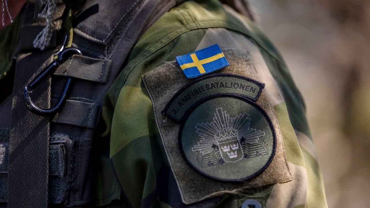 El parche de un soldado del Batallón Anfibio Sueco se muestra durante los ejercicios militares de la OTAN de Operaciones Bálticas